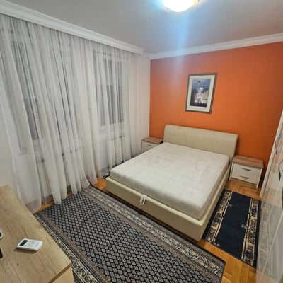 Miete einer geräumigen 3-Zimmer-Wohnung, 100 m², mit zwei Terrassen in Neu-Belgrad, Serbien